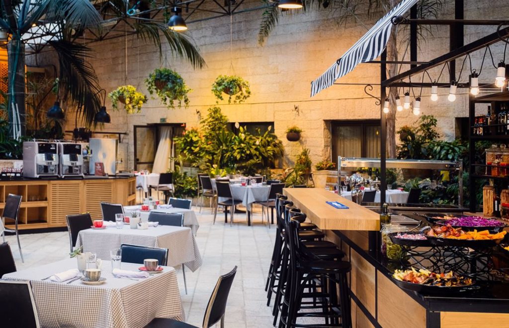 חדר אוכל בפטיו של מלון פרימה פארק ירושלים. צילום: צילום: מקס מורון קובלסקי