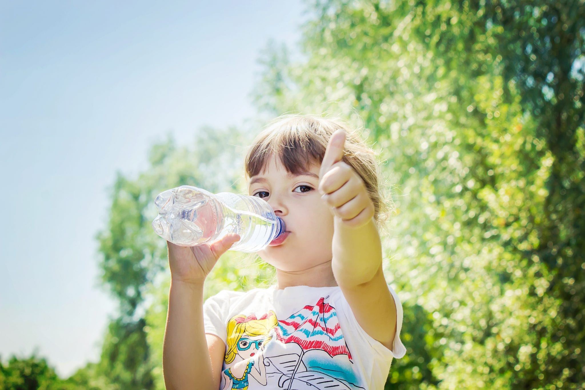 Пить и дуть. Ребенок пьет. Ребенок пьет воду. Лето дети. Чистая питьевая вода для детей.