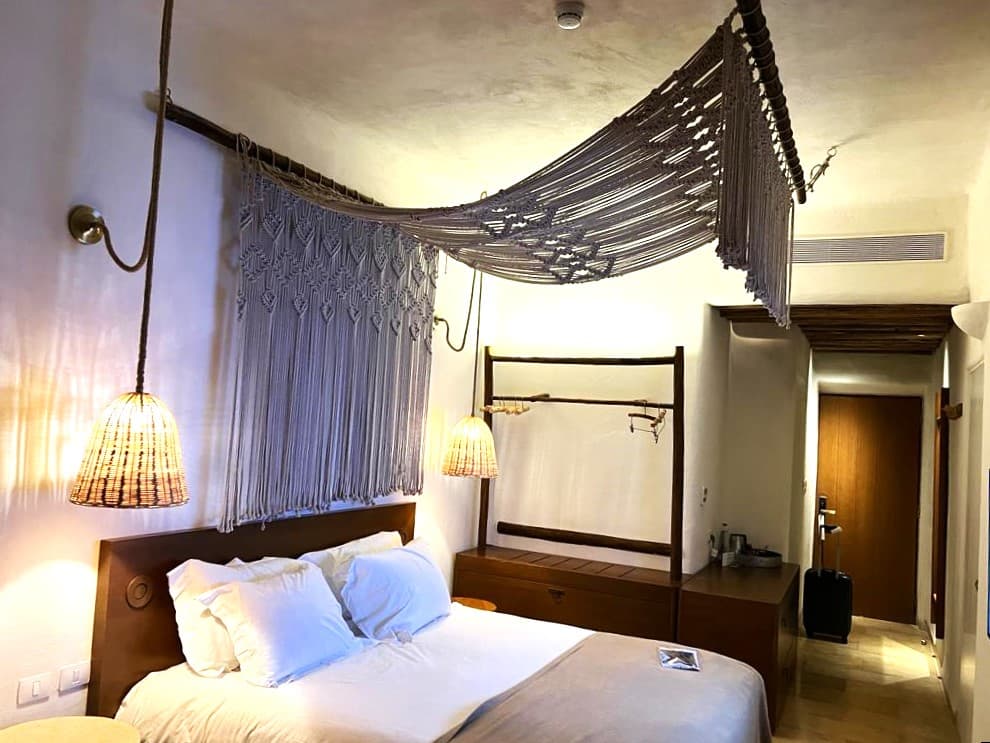 חדר במלון קדמא: קולב עץ במקום ארון