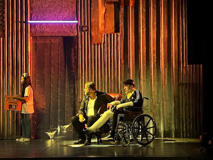 מימין לשמאל: יניב סויסה ודניאל סטיופין במחזמר החב"דניקים בקאמרי. צילום: דפנה הראל כפיר