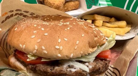 האם ההמבורגר הטבעוני של ברגר קינג עומד בציפיות? טעמנו (גם את הנאגטס)