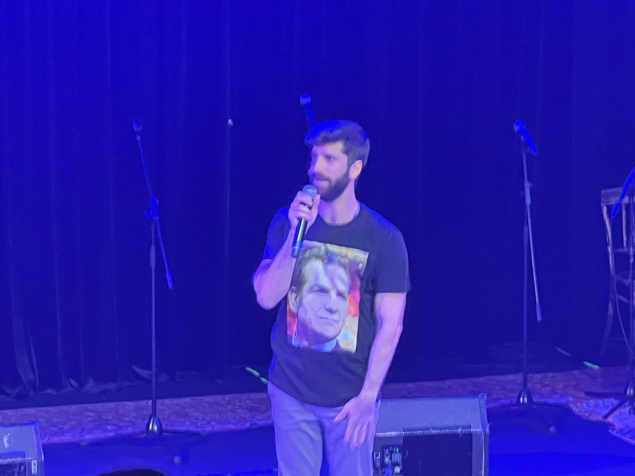 אלעד אטרקצ'י לובש חולצה של דני קושמרו. צילום: דפנה הראל כפיר